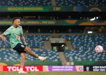 A seleção brasileira masculina entra em campo hoje (12) para mais uma partida pelas Eliminatórias da Copa Mundo de 2026. Em meio ao feriado nacional, os jogadores da seleção já se preparam para enfrentar a Venezuela.