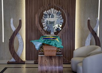 Bolsonaro lamenta a morte da influencer valadarense Karol Eller