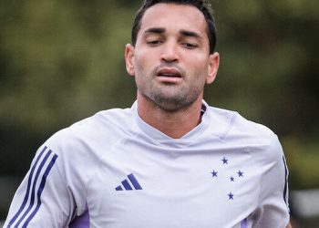 Gilberto é afastado no Cruzeiro e pode ter contrato rescindido