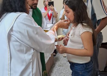 Hospital Márcio Cunha promove 1ª Eucaristia a paciente de 10 anos