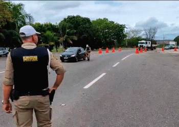 Segundo a polícia, o homem estava em uma motocicleta e esvaziou o pneu do veículo como tentativa de escapar da fiscalização.  