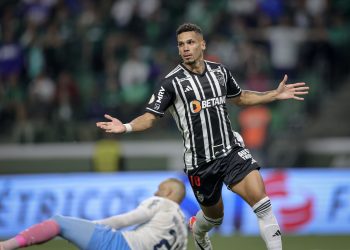 Galo vence o Palmeiras no Allianz e cola no G6