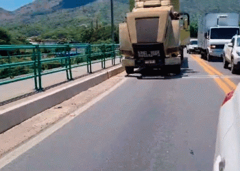 Pane em carreta causa lentidão na ponte São Raimundo