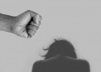 Homem é preso após agredir, estuprar e ameaçar matar companheira grávida