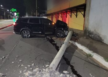 Motorista perde controle da direção e derruba poste