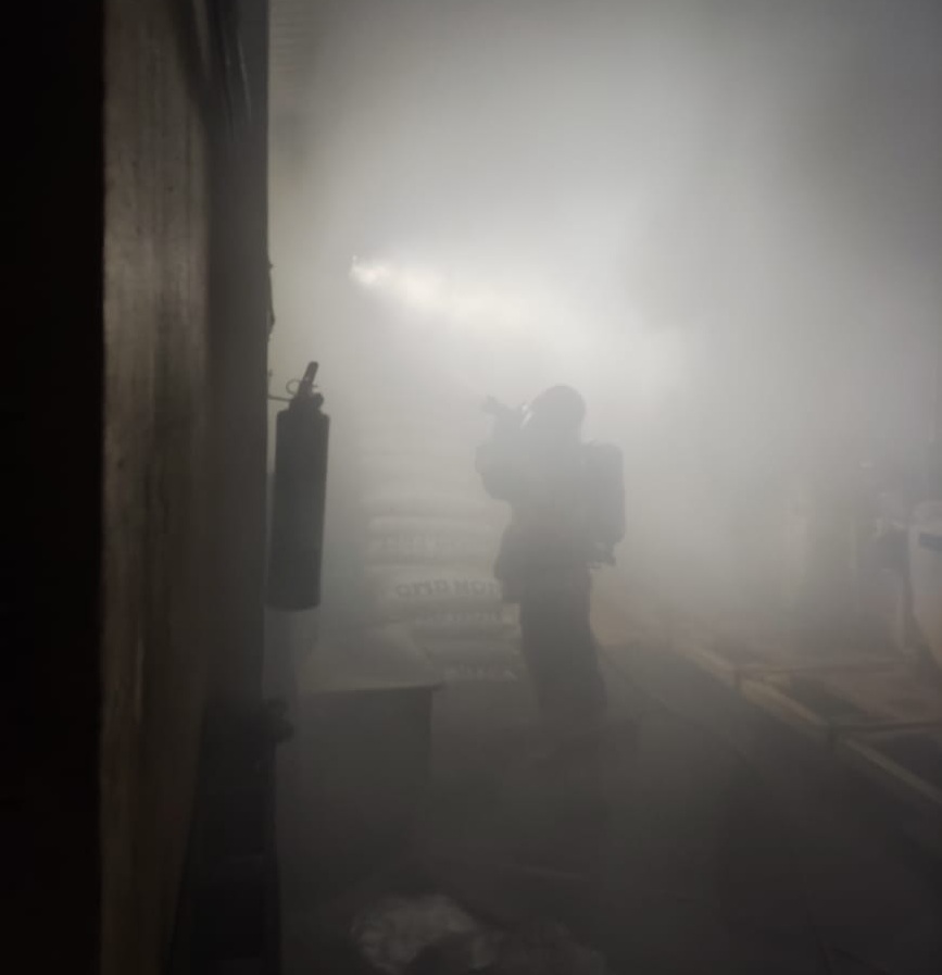 Fábrica de salgadinhos pega fogo no Distrito Industrial