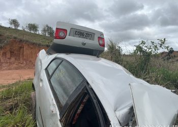 Homem e mulher morrem em batida de carro e carreta na BR-381