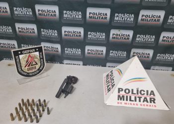 Homem é preso com arma de fogo após agredir ex-companheira