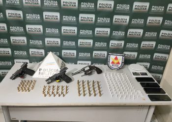 PM prende quatro pessoas com armas, munições e drogas no Vila Rica