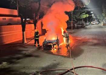 Carro é incendiado no bairro Santa Rita