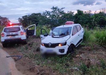 Jovens roubam carro na BR-116, capotam e acabam presos