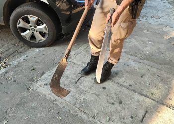 Homem é preso após ameaçar companheira com foice e facão