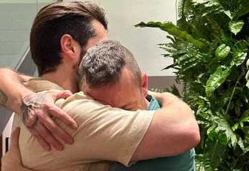 Alok se reencontra com o pai após ele conseguir deixar Israel