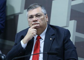 Dino não comparece à comissão da Câmara e quer ser ouvido em plenário 