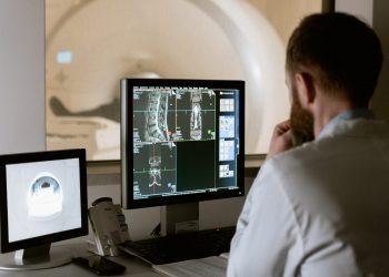 Dia do Médico: saiba como é o dia a dia na faculdade de Medicina