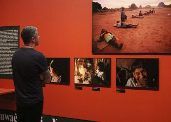 Exposição retrata jornada de Ailton Krenak por comunidades na Amazônia
