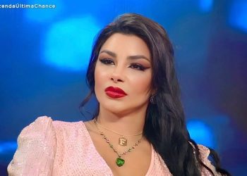 Jenny Miranda tranquiliza fãs após ter ficado inconsciente