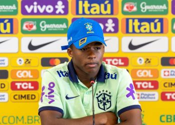 Endrick ‘domina’ 1ª coletiva na seleção, abre coração e cativa com palavras