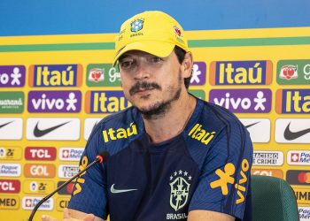 Diniz diz que ninguém precisa assumir posto de Neymar