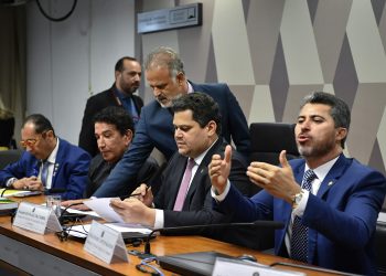 PEC que proíbe candidatura de militares da ativa avança no Senado