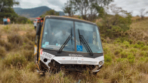 Um acidente envolvendo três veículos deixou ao menos 7 pessoas feridas nesta segunda-feira (27). De acordo com a Polícia Militar Rodoviária, o acidente aconteceu na BR-259, próximo a Governador Valadares. 