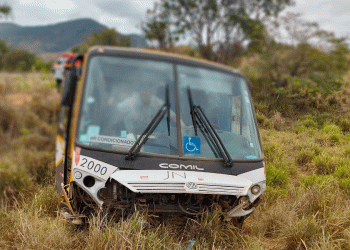 Um acidente envolvendo três veículos deixou ao menos 7 pessoas feridas nesta segunda-feira (27). De acordo com a Polícia Militar Rodoviária, o acidente aconteceu na BR-259, próximo a Governador Valadares. 