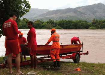 Bombeiros realizam treinamento no Rio Doce durante período chuvoso