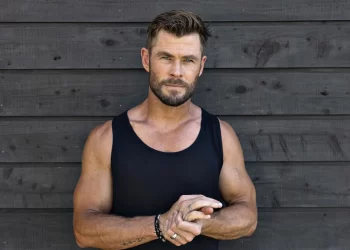 Chris Hemsworth causa alvoroço em aeroporto ao chegar ao Brasil