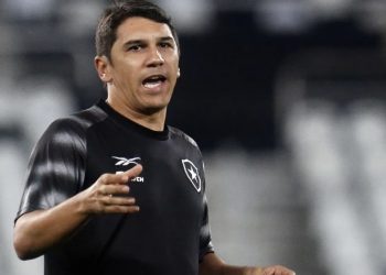 Lucio Flavio deixa o Botafogo antes da chegada de Tiago Nunes