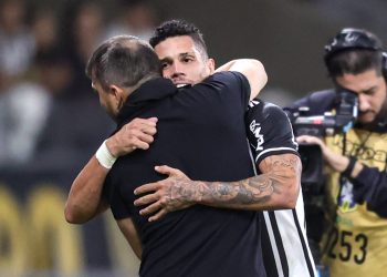 Paulinho diz que elenco do Atlético fez churrasco em despedida de Coudet