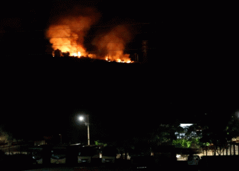 Incêndio próximo a região residencial pode ter sido causado por fogos de artifício