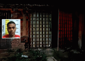 GOVERNADOR VALADARES- Gabriel Rodrigues Barros, de 25 anos, foi morto a tiros na noite desta terça-feira (31). O crime aconteceu no bairro JK 3, em Governador Valadares, por volta das 19h. Gabriel, que havia sido libertado da prisão há cinco dias por tráfico de drogas, estava se mudando para uma casa no bairro JK 3. A Polícia Militar (PM) informou que durante as investigações, identificaram um jovem de 20 anos como suspeito do crime. De acordo com a PM, uma das possíveis motivações para o crime seria o envolvimento de Gabriel em um outro homicídio, que resultou na morte de um parente do suspeito de 20 anos. No momento do crime, uma testemunha que ajudava Gabriel a descarregar uma geladeira relatou a presença de três pessoas encapuzadas no local. A perícia da Polícia Civil constatou que Gabriel sofreu quatro tiros na cabeça, um no pescoço próximo à nuca, três nas costas e mais três nos braços. No local do crime, a polícia recolheu sete cápsulas de munição calibre .45. A equipe do Samu confirmou a morte de Gabriel no local. Segundo a polícia, os suspeitos usaram um veículo Gol preto para fugir do local do crime e foram vistos fugindo em alta velocidade pela Rua Doze, no bairro JK 3. Durante as buscas, os militares encontraram o veículo abandonado na Rua Mariana Cabral, no Bairro Pastoril. Dentro do carro, os policiais encontraram um par de botinas, uma calça comprida cinza, uma camiseta estampada com várias figuras de caveira e uma blusa plástica de proteção contra chuva, comumente usada por motoqueiros. O veículo está registrado em nome de uma proprietária de Belo Horizonte e não havia nenhuma queixa de furto quando foi apreendido. A porta do lado esquerdo do passageiro estava destrancada quando o carro foi encontrado. A Polícia Civil continua investigando o caso e até agora ninguém foi preso.