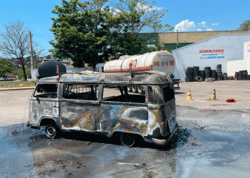 Kombi pega fogo após abastecer em posto de combustível