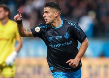 Suárez fala em tom de despedida do Grêmio durante homenagem em Porto Alegre