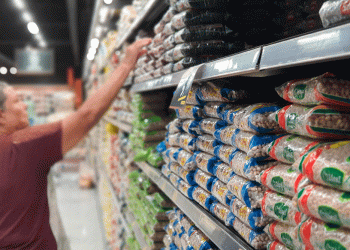 A principal atividade contribuinte para o desempenho do varejo restrito em Minas Gerais é hipermercados, supermercados, produtos alimentícios, bebidas e fumo.