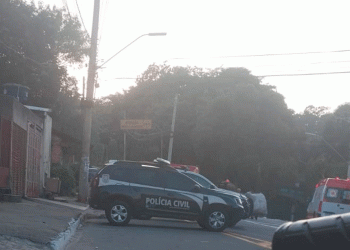 Mototaxista é encontrado morto próximo a cemitério; a vítima foi esfaqueada no peito