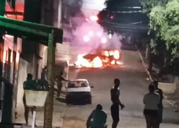 Incêndio em veículo assusta moradores no Santa Rita