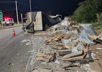 Carreta capota na BR-259, no bairro Morada do Vale III  