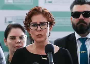 Carla Zambelli nega ter contratado hacker para prejudicar Moraes