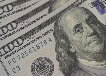 Dólar cai para R$ 4,89 e bolsa tem maior alta em 6 meses