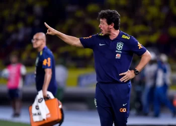 Noite de pesadelo de Diniz na seleção tem erros na defesa e em mexidas