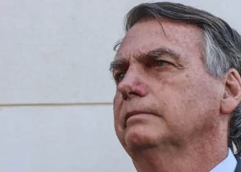 Bolsonaro critica STF e diz estar com imprensa após ataques a jornalistas