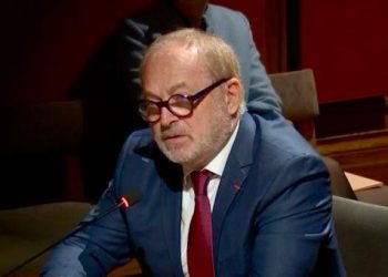 Senador da França é preso por suspeita de drogar deputada para abusar dela