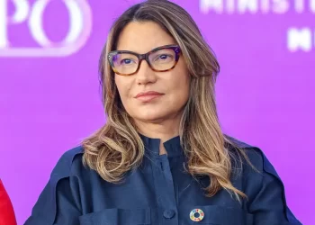 Lula concede a Janja a mais alta condecoração do Rio Branco