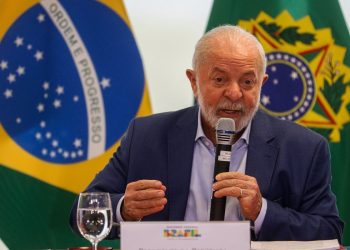 Lula pede que obras avancem sem “repetir possíveis equívocos”