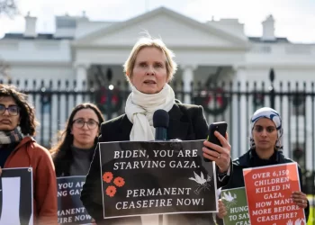 Atriz de ‘Sex and the City’ faz greve de fome contra o conflito Israel-Hamas