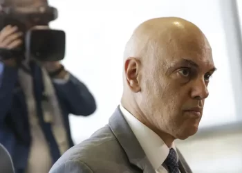 Moraes admite erro, mas mantém pena de 17 anos em voto contra réu do 8/1