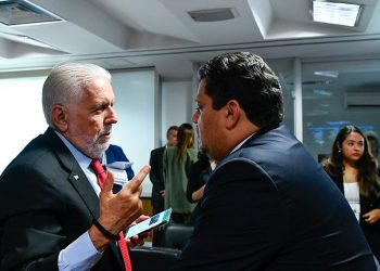 CCJ do Senado aprova PEC que proíbe militares da ativa se candidatarem