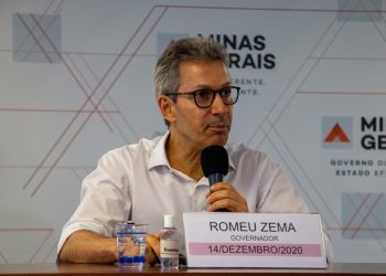 Zema se equilibra entre acenos à direita e críticas de bolsonaristas