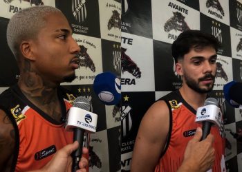 Democrata apresenta dupla ofensiva